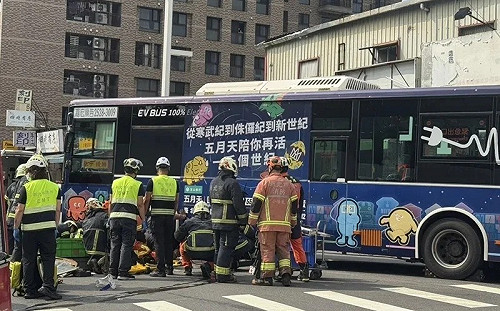 母赴市場幫拉票慘遭公車輾斃！新北市議員參選人周韋翰悲呼：世事無常