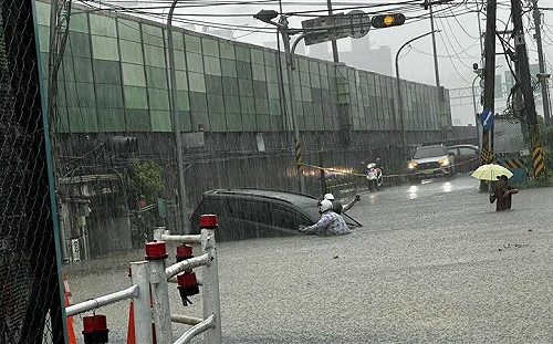 強降雨釀汐止淹水！休旅車強闖涵洞險滅頂   小山貓出動救援