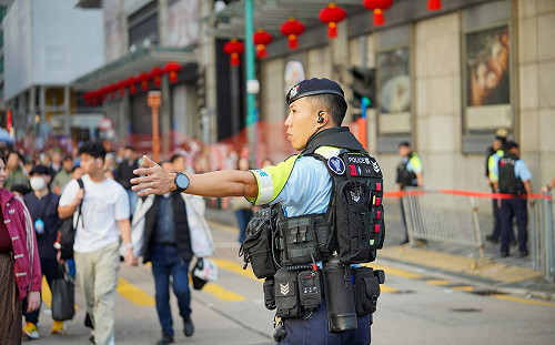 又打壓異己？  香港警察以違反《國安條例》逮捕2名書店人員
