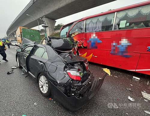 林口車禍國1北上雨中9車連環撞　14人送醫