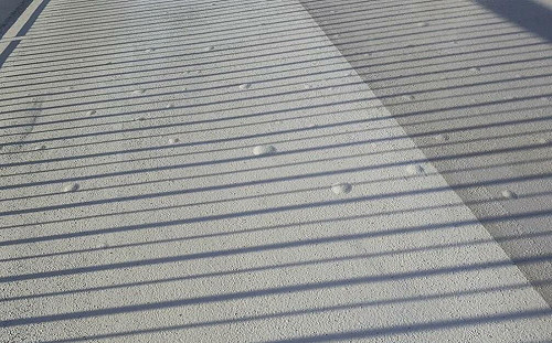 淡江大橋人行道驚見不明突起像「青春痘」？公路局：預計七月中旬改善