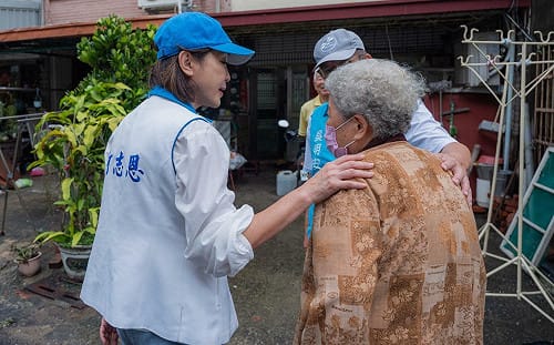 暴雨連兩天重創高雄    柯志恩勘查岡山、茄萣災情慰問居民
