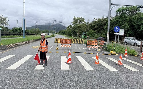 懶人包》堰塞湖紅色警戒！花蓮萬里溪橋交管 鐵公路預警措施一次看