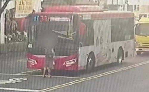 高雄公車未停靠 老翁肉身擋車理論！慘吞罰單還觸犯2罪