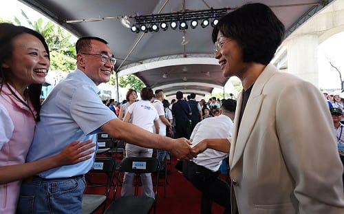 上次被怨閃躲不打招呼 李四川今和蘇巧慧握手了