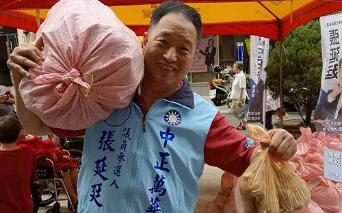 才剛過初選就惹麻煩....百餘元的麵竟賣10塊 藍張延廷遭告發違《選罷法》
