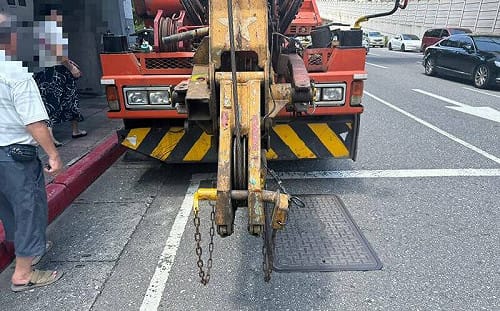 台北吊車硬切逼車釀追撞！網怒：安全第一貼車上很諷刺