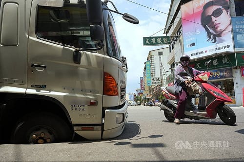 屏東貨車行駛突陷天坑　公所：應為豪雨掏空路面