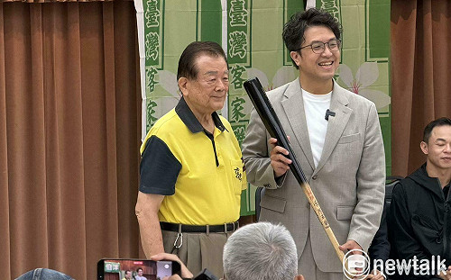 恩師李茂生家人致贈球棒 沈伯洋盼帶領議員打出全壘打