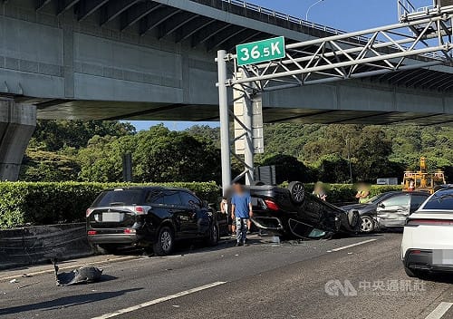 國1泰山段4車連環撞  疑變換車道釀禍2人送醫