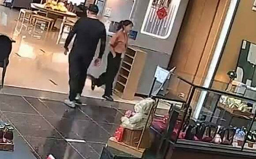 （影）矢板明夫在她被背後遇襲 蔡竺君：第一次切身感受民主的脆弱