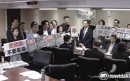 石崇良遭藍委包圍批「毒油害台」！ 林沛祥送「苯駢芘油桶」嗆下台