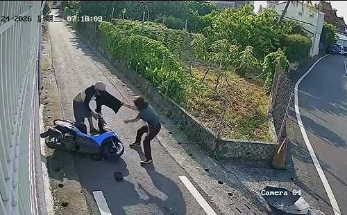 騎機車搶包反遭阿嬤K.O！暴打劫匪畫面曝 網讚：戰神附體