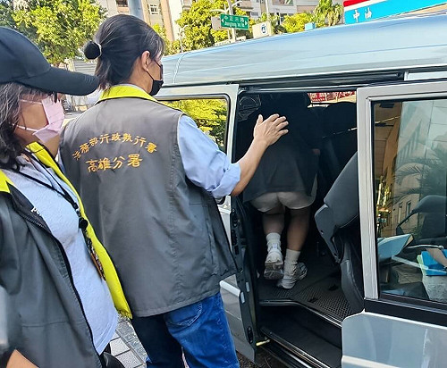 板模老闆欠稅遭管收 親友捧百萬現金助脫身