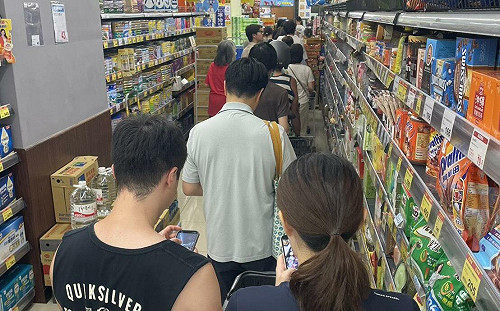 強烈颱風巴威來勢洶洶！民眾湧入賣場搶購防颱物資、結帳大排長龍