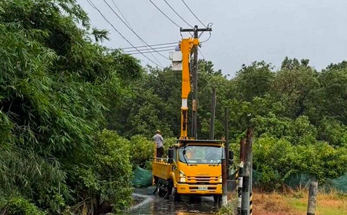 巴威強風釀多處停電！高雄、桃園約上萬戶受影響  台電仍在搶修中 