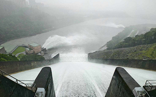 (影)巴威颱風豪雨襲台！石門水庫睽違618天洩洪 壯觀畫面曝光