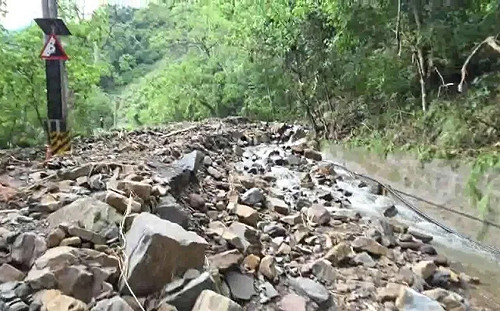 巴威颱風攜豪雨重創苗栗南庄！路基流失道路中斷 2部落12人受困