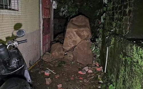 巴威颱風釀災！基隆巨石滑落衝撞民宅 今緊急碎裂清除