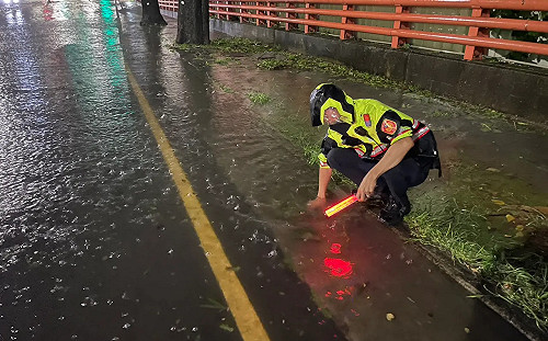 巴威颱風釀台中淹水！2警徒手清溝畫面曝 網：這不是正常畫面