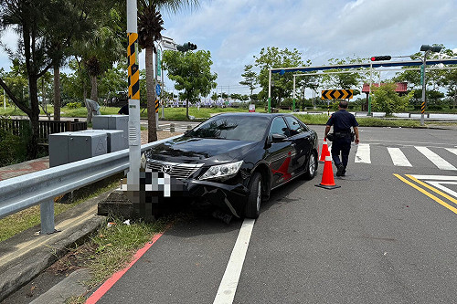 台南警攔查闖紅燈　男疑毒駕撞電桿遭送辦