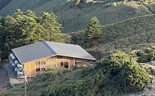 會呼吸的山屋完工！太魯閣國家公園奇萊山屋8月試營運採預約收費制