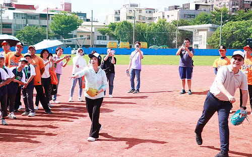 （影）出席棒球營開訓 何欣純：讓台中成為棒球之都、撕掉球棒之都標籤