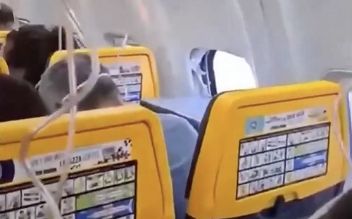 緊抱雙腿拉回遭吸出機外丈夫！瑞安航空窗戶脫落驚魂 妻喊：要死一起死