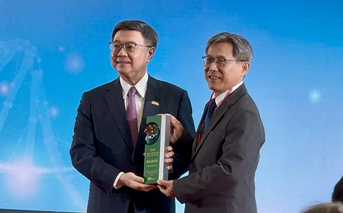 中興大學輔導智耕創新獲2026傑出生技新創獎 卓榮泰親頒獎座