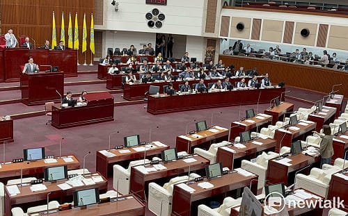 為遮陽傘吵翻！蔣萬安嗆「索資佛地魔」　簡舒培怒摔麥回頭互罵、議長動怒