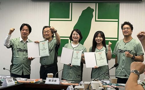 王世堅拉小提琴、沈伯洋吹黑管！她笑喊：競總可組樂團開音樂會