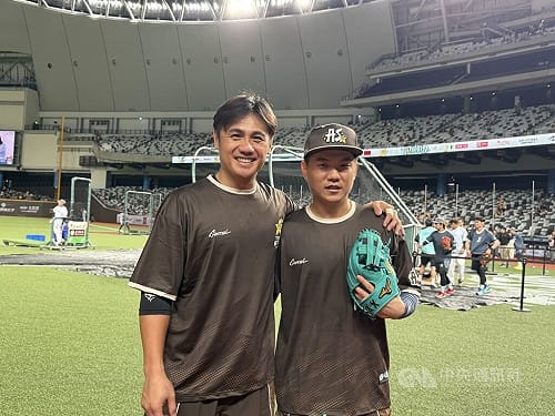 江坤宇少棒時開球合影　14年後明星賽與陳鏞基同隊