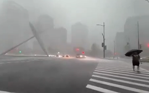 習近平才去就淹大水！上海楊浦區一片汪洋 交通癱瘓、大量泥沙灌入商場