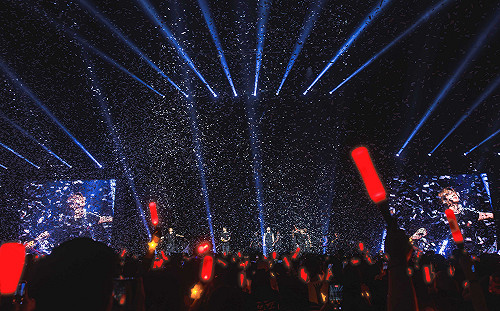 人氣男團iKON強勢台北開唱！重現全球爆紅神曲 〈LOVE SCENARIO〉炸翻全場 