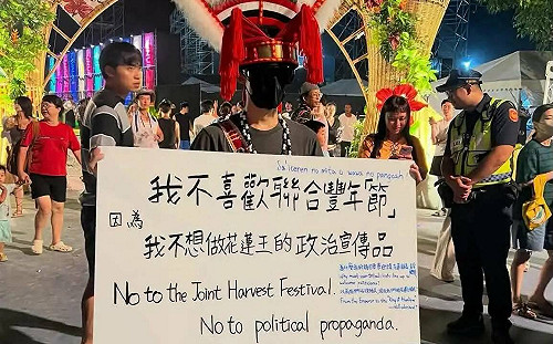 (影)原民青年舉牌抗議遭控「攜帶刀械衝向人群」律師、議員要求花警：公布影片證明