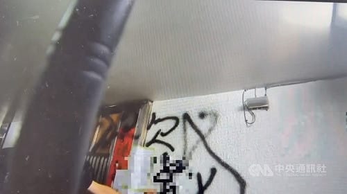 北市林森北路某大樓遭噴漆 警調監視器追嫌