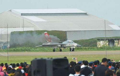 經國號表演疑遭鳥擊  緊急落地後冒黑煙