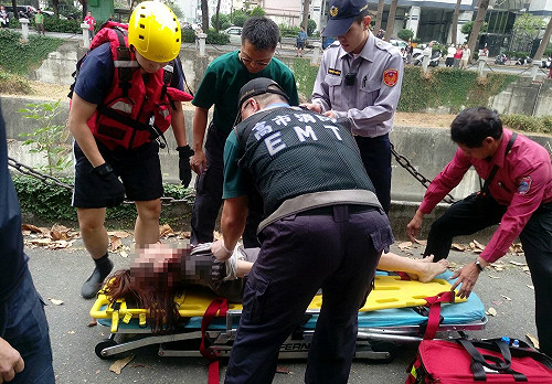 解救輕生婦女 員警英勇高處縱跳拉回