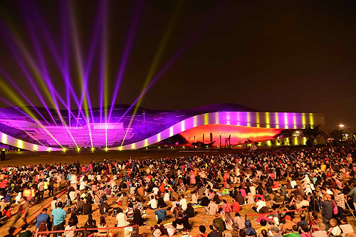 驚豔！衛武營影音光雕秀點亮南台灣夜空