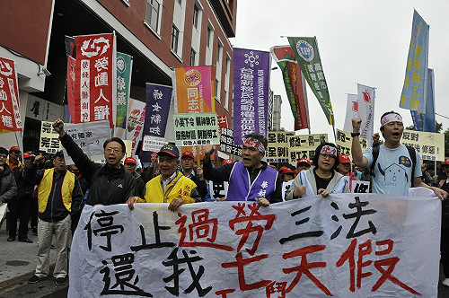 30多個勞團繞行立法院  抗議史上最惡勞基法修法