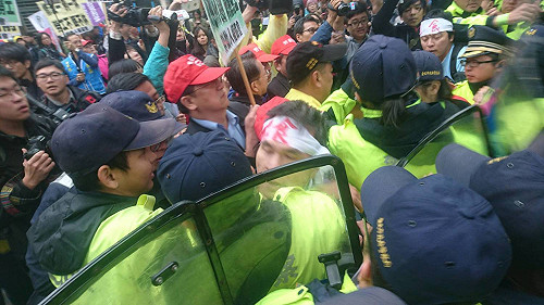 抗爭到底！  勞工憤怒丟雞蛋造成雙方拉扯