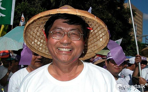 戴振耀明告別禮拜  邱義仁、陳南天擔任覆旗官