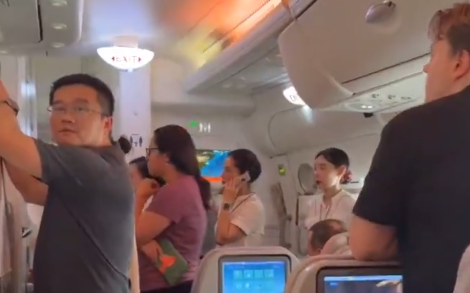 (影) 困機艙12小時慘變烤箱! 飛上海航班故障不放人？373旅客崩潰3人昏厥急報警