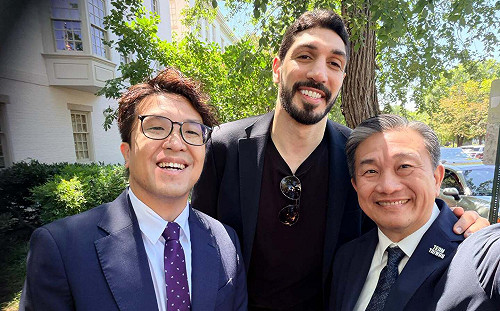 致贈強森、裴洛西Team Taipei徽章 沈伯洋巧遇超挺台NBA前球星：太幸運了