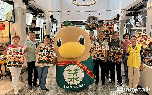 買菜可以、買票母湯！  菜奇鴨突襲西市場　揪臺南市民一起「反賄選」