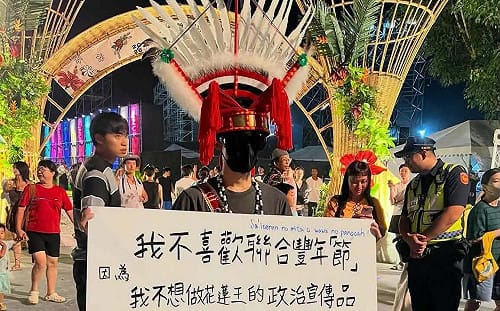 根本無人檢舉？原民青年舉牌遭警架離  當事人聲明質疑：因政治言論違法盤查拘留
