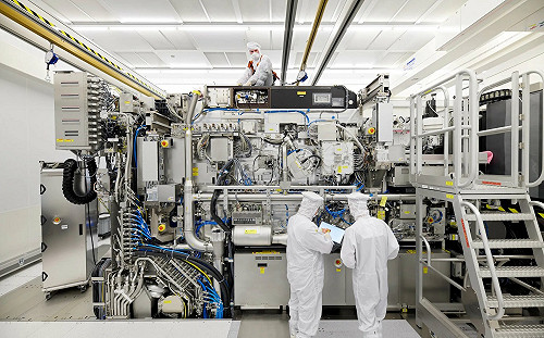 (影) 擺脫對ASML依賴了? 中傳量產自研DUV光刻機 黃仁勳揭北京「這優勢」