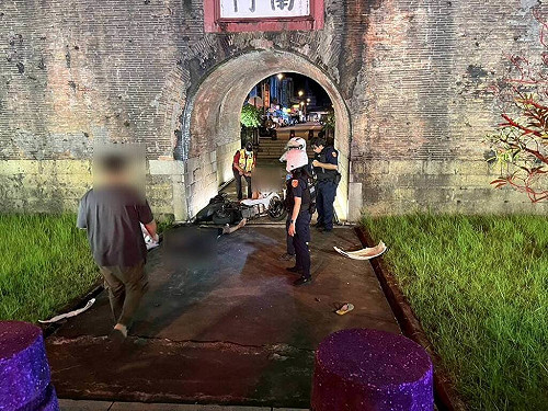 少年騎微電車撞入恆春南門　古蹟受損情形待查