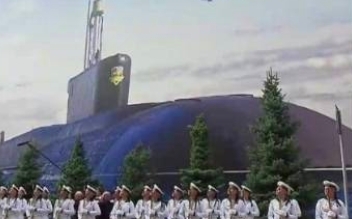 俄慶海軍節 核潛艦竟然「用畫的」! 不忘威脅全球 普丁公布「末日魚雷」進展