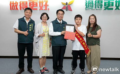 台南3學子榮獲總統教育獎展現生命韌性  黃偉哲頒獎勉勵